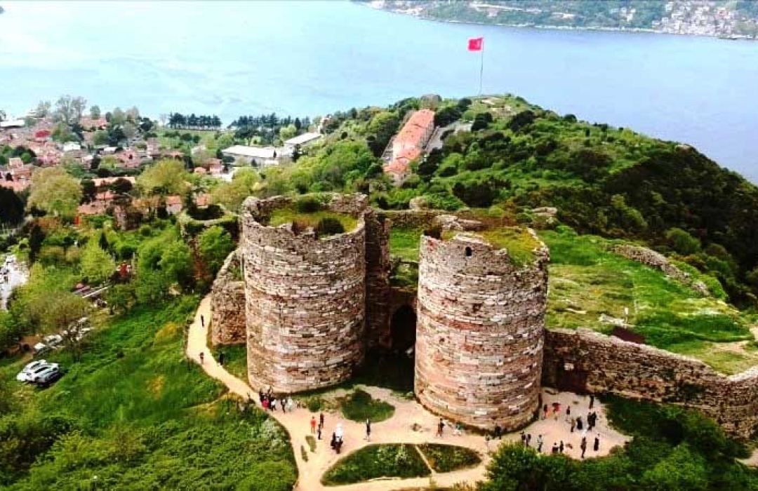 BOĞAZ VAPURU İLE ANADOLU KAVAĞI YAROS KALESİ