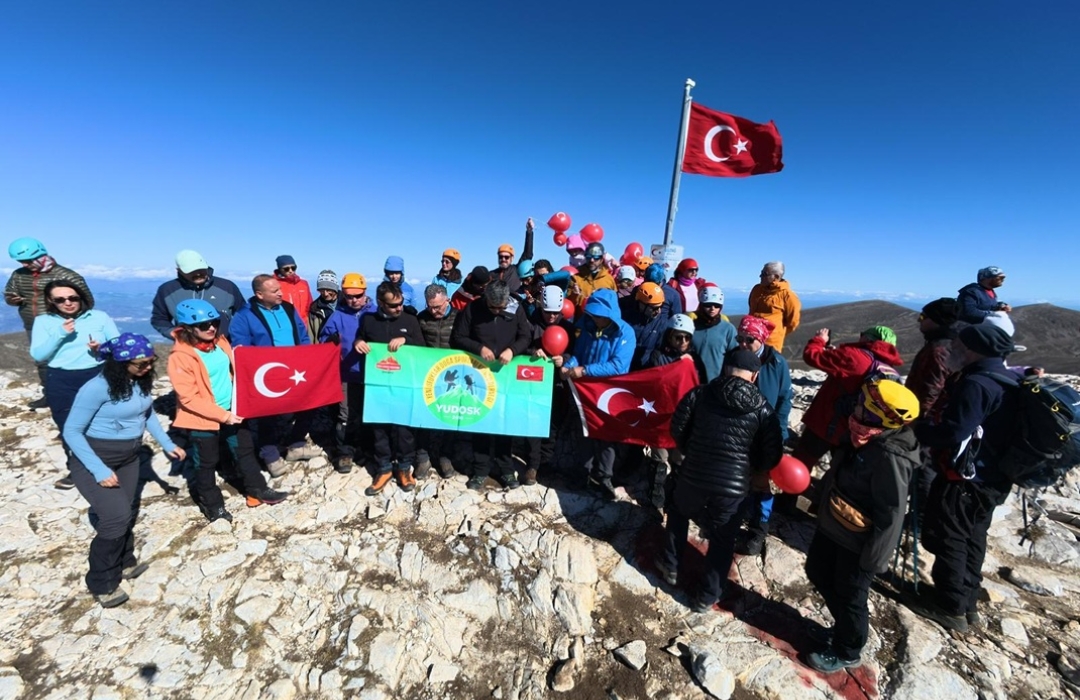 23 NİSAN ULUSAL EGEMENLİK BAYRAMI ULUDAĞ (2543 mt) ZİRVE FAALİYETİ  - Doğa Sporları Etkinliği